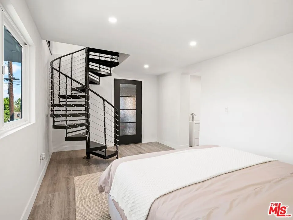 6900 Treasure Trail Los Angeles, CA 90068