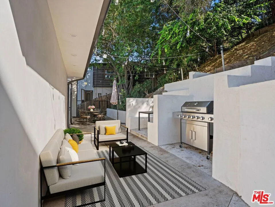6900 Treasure Trail Los Angeles, CA 90068