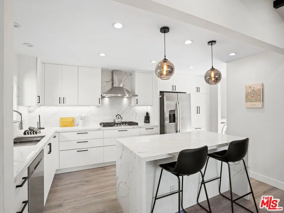 6900 Treasure Trail Los Angeles, CA 90068