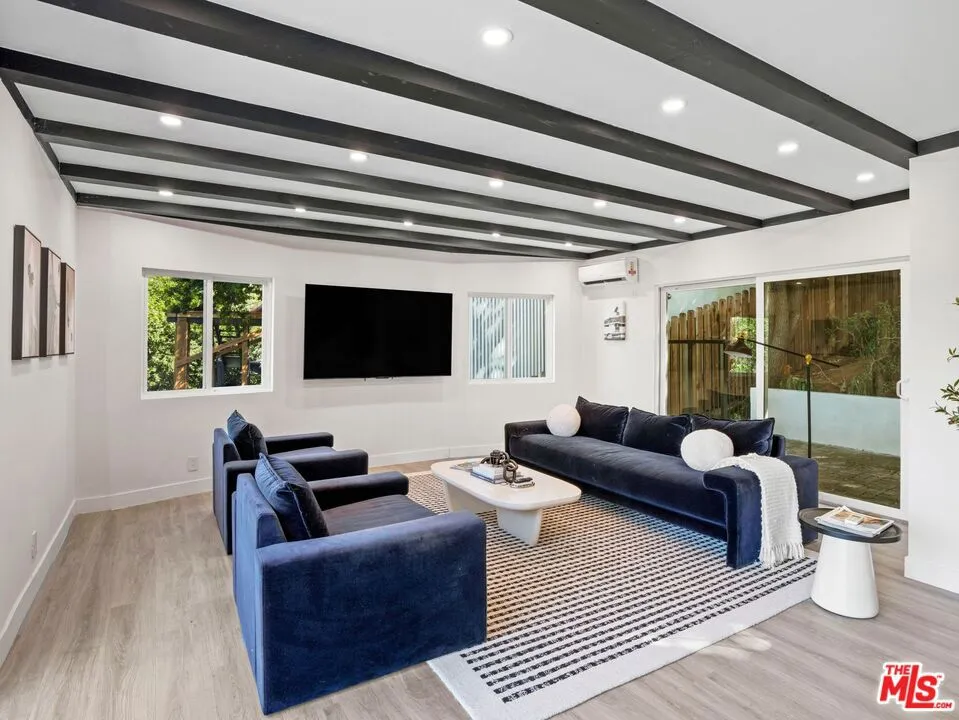 6900 Treasure Trail Los Angeles, CA 90068