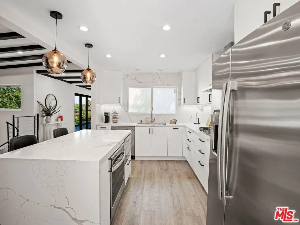 6900 Treasure Trail Los Angeles, CA 90068
