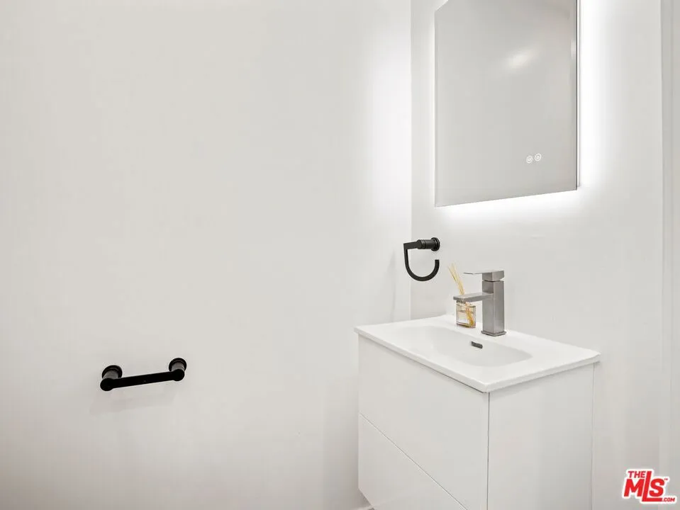 6900 Treasure Trail Los Angeles, CA 90068