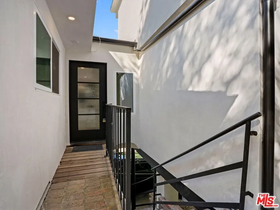6900 Treasure Trail Los Angeles, CA 90068