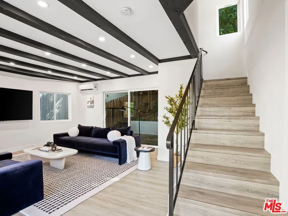 6900 Treasure Trail Los Angeles, CA 90068
