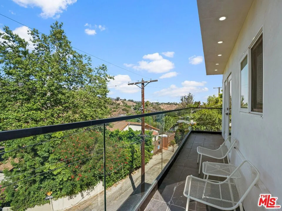 6900 Treasure Trail Los Angeles, CA 90068