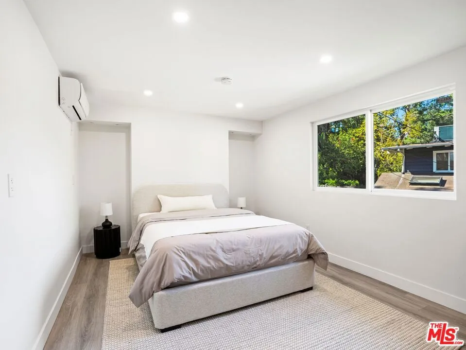 6900 Treasure Trail Los Angeles, CA 90068