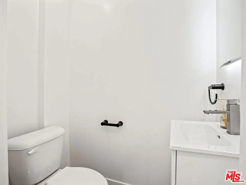 6900 Treasure Trail Los Angeles, CA 90068