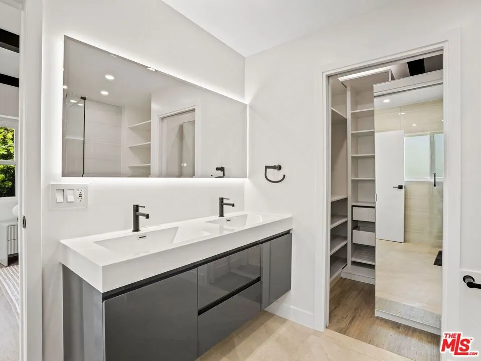 6900 Treasure Trail Los Angeles, CA 90068