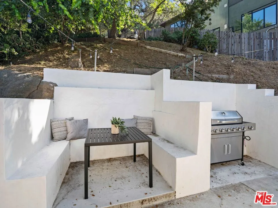 6900 Treasure Trail Los Angeles, CA 90068