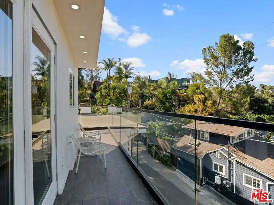 6900 Treasure Trail Los Angeles, CA 90068