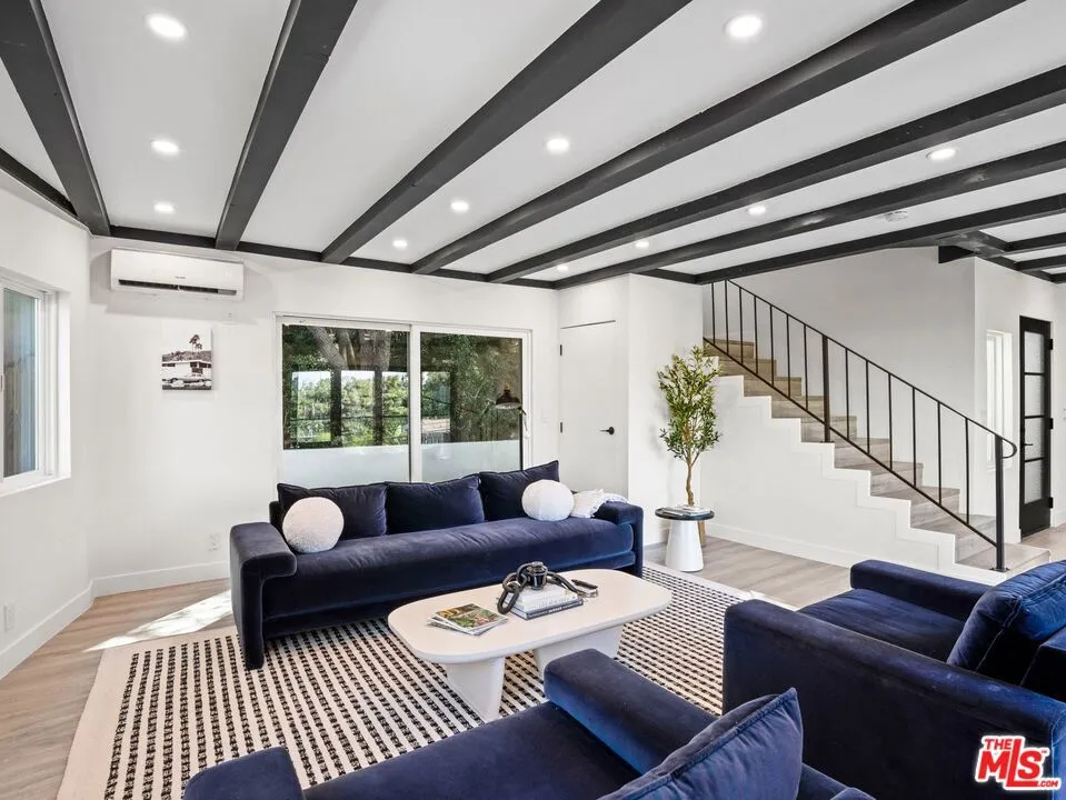 6900 Treasure Trail Los Angeles, CA 90068