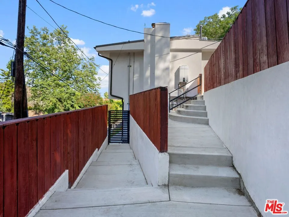 6900 Treasure Trail Los Angeles, CA 90068