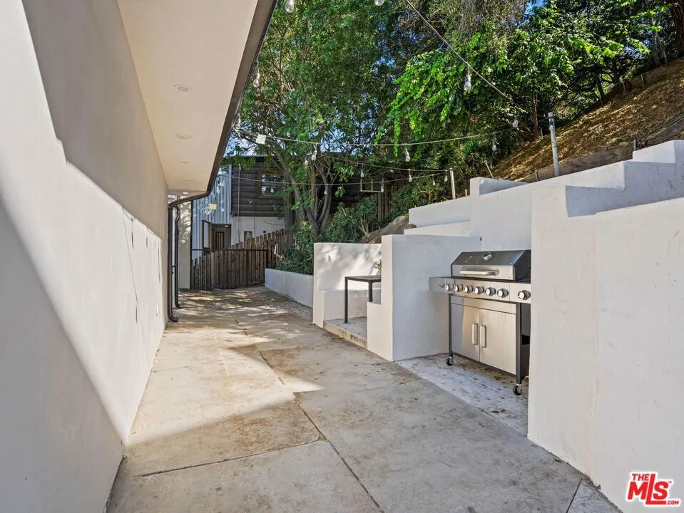 6900 Treasure Trail Los Angeles, CA 90068