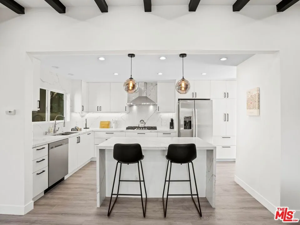 6900 Treasure Trail Los Angeles, CA 90068
