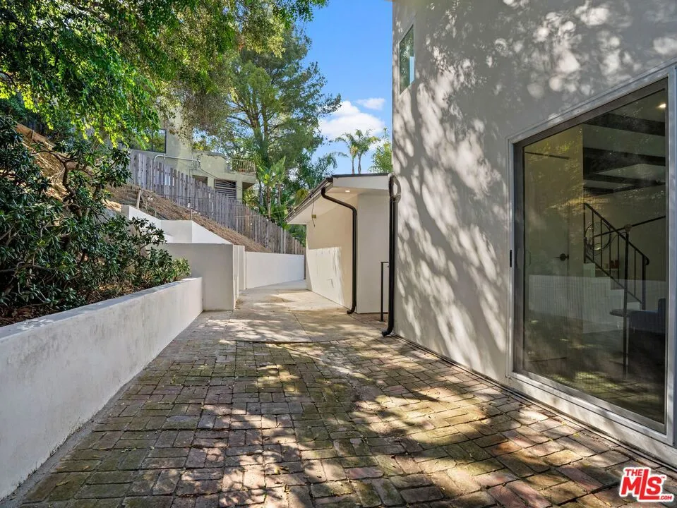 6900 Treasure Trail Los Angeles, CA 90068