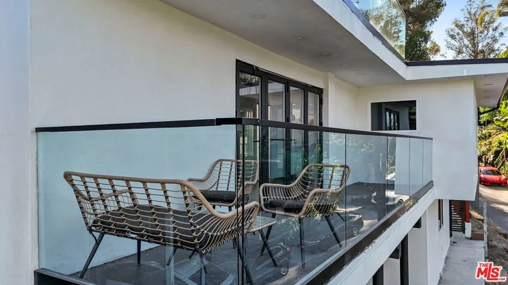 6900 Treasure Trail Los Angeles, CA 90068