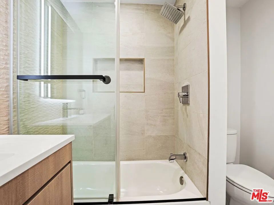 6900 Treasure Trail Los Angeles, CA 90068