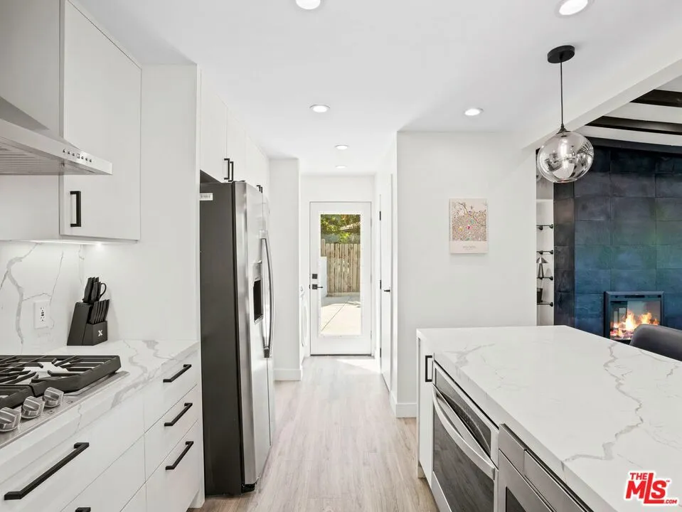 6900 Treasure Trail Los Angeles, CA 90068