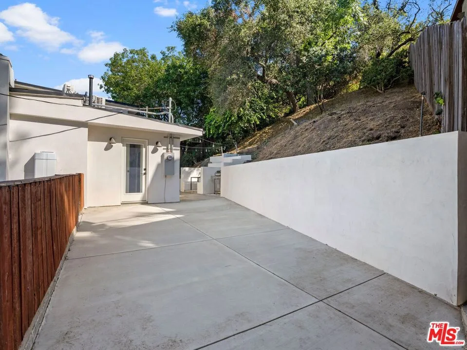 6900 Treasure Trail Los Angeles, CA 90068