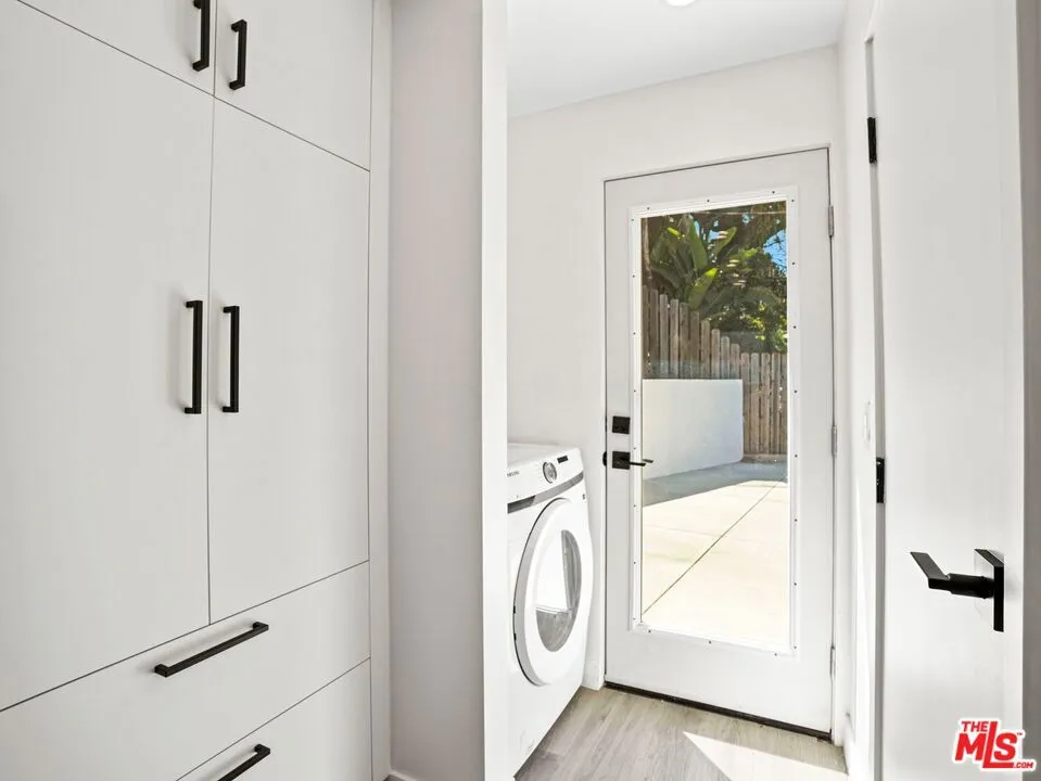 6900 Treasure Trail Los Angeles, CA 90068