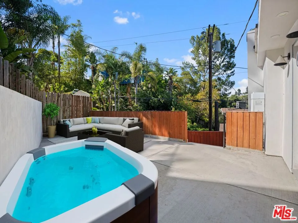 6900 Treasure Trail Los Angeles, CA 90068