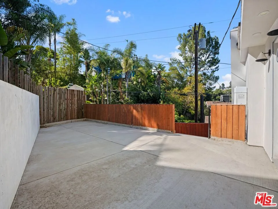 6900 Treasure Trail Los Angeles, CA 90068