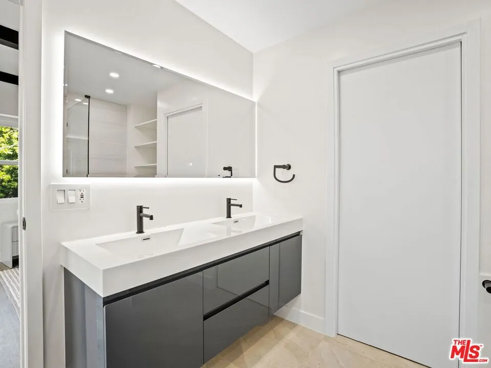 6900 Treasure Trail Los Angeles, CA 90068