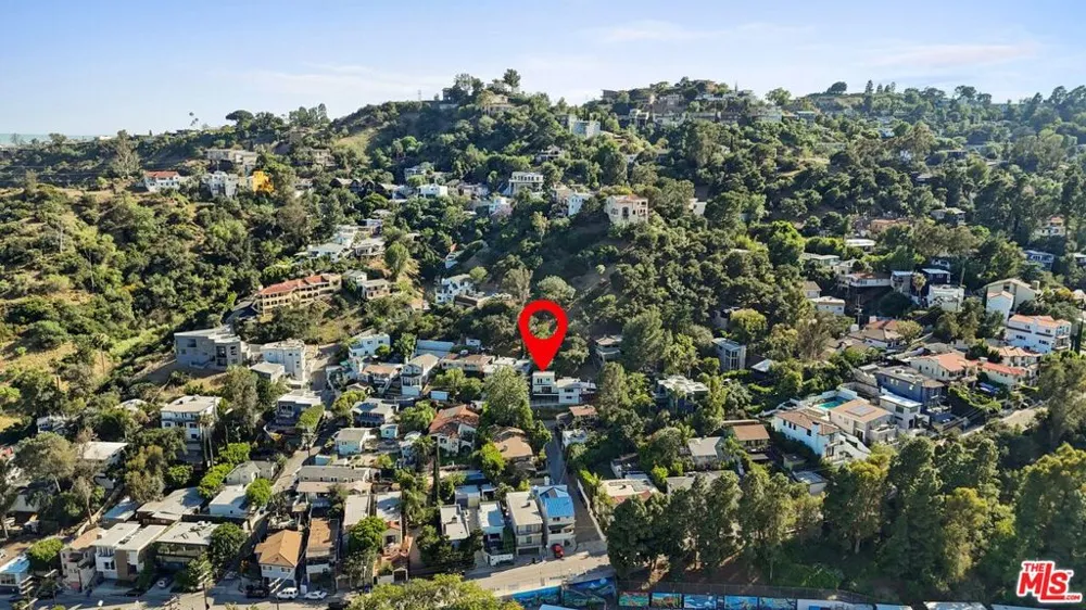 6900 Treasure Trail Los Angeles, CA 90068