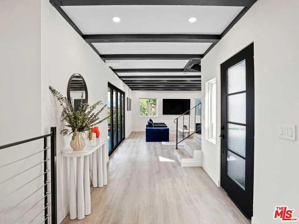 6900 Treasure Trail Los Angeles, CA 90068