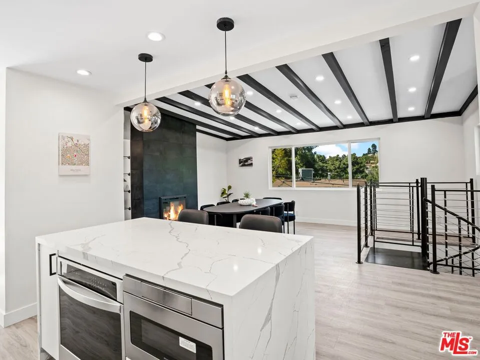 6900 Treasure Trail Los Angeles, CA 90068