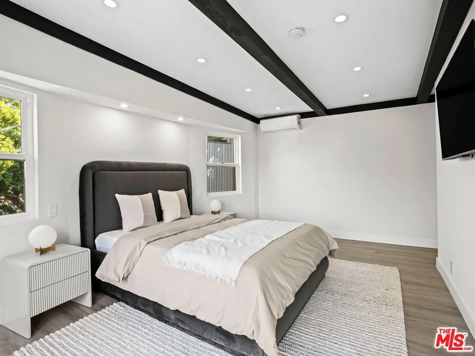6900 Treasure Trail Los Angeles, CA 90068