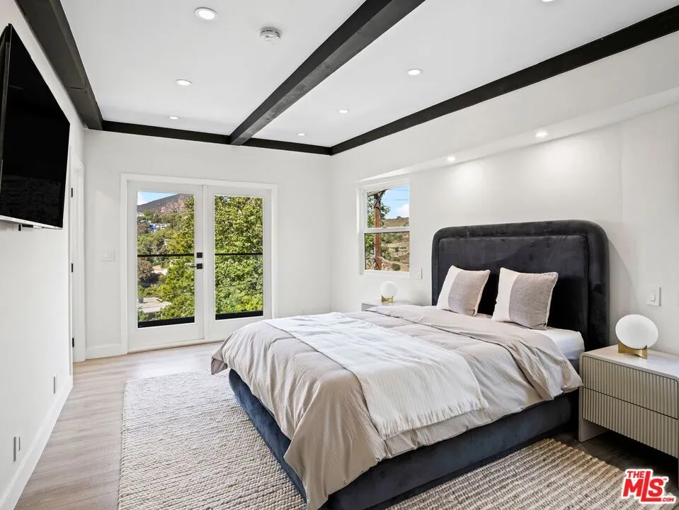 6900 Treasure Trail Los Angeles, CA 90068