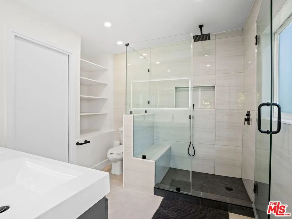 6900 Treasure Trail Los Angeles, CA 90068