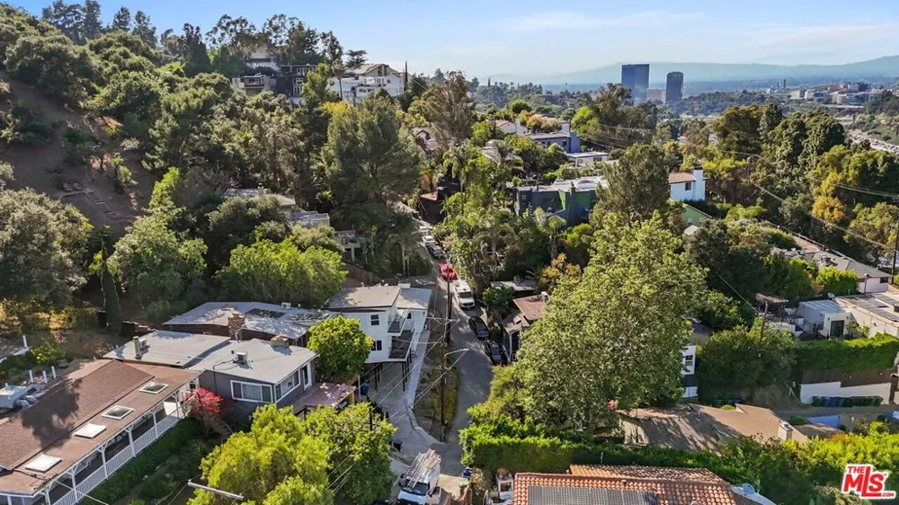 6900 Treasure Trail Los Angeles, CA 90068