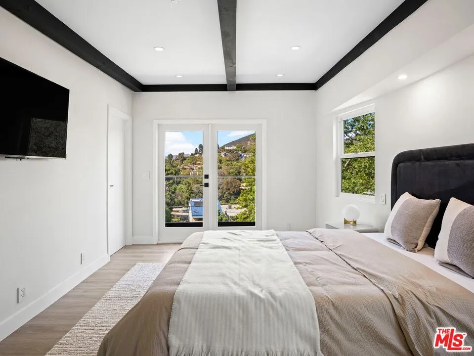 6900 Treasure Trail Los Angeles, CA 90068