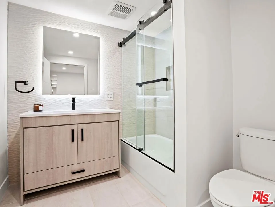 6900 Treasure Trail Los Angeles, CA 90068