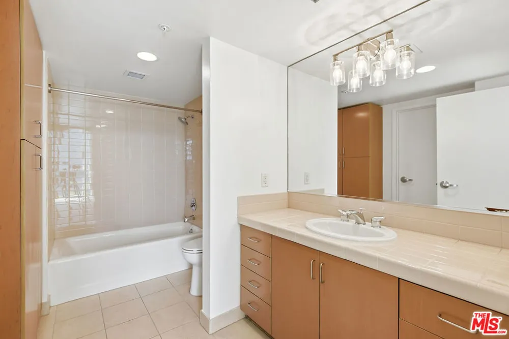 13700 Marina Pointe Drive #630 Marina del Rey, CA 90292