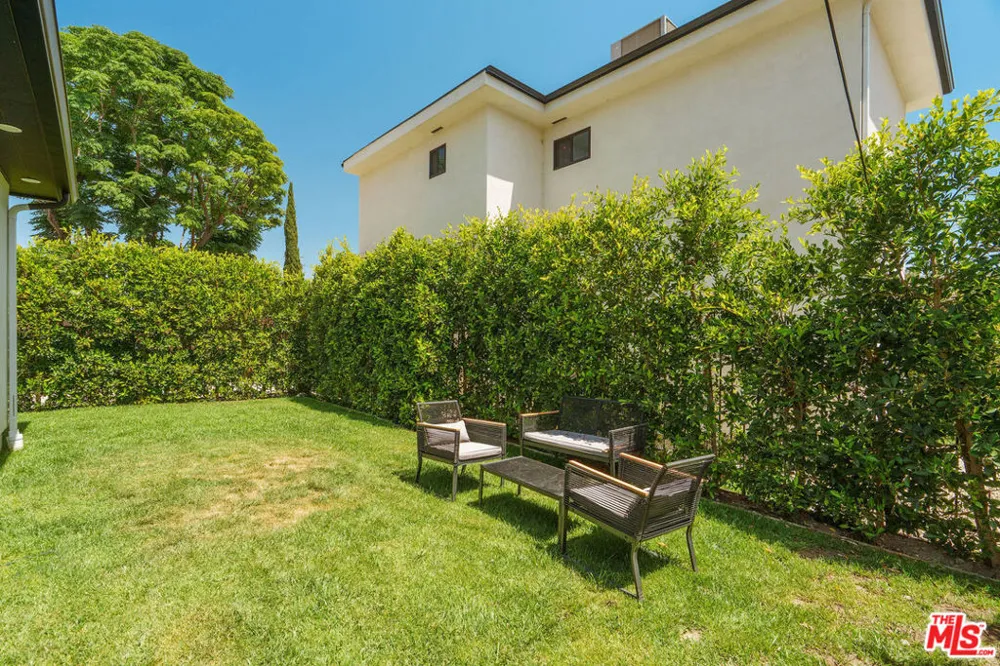 10744 Aqua Vista Street Studio City, CA 91602