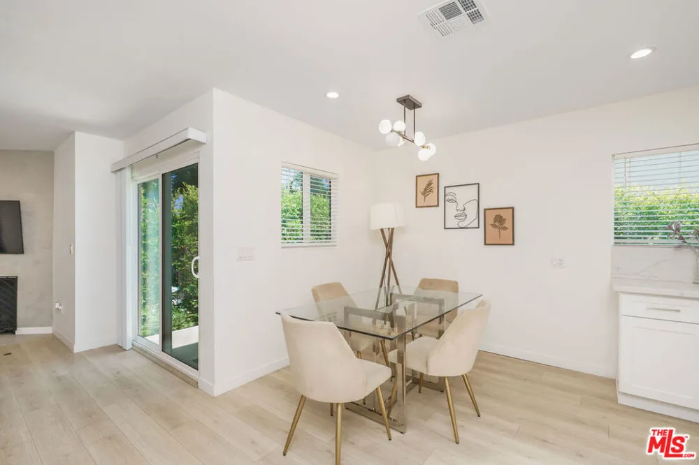 10744 Aqua Vista Street Studio City, CA 91602
