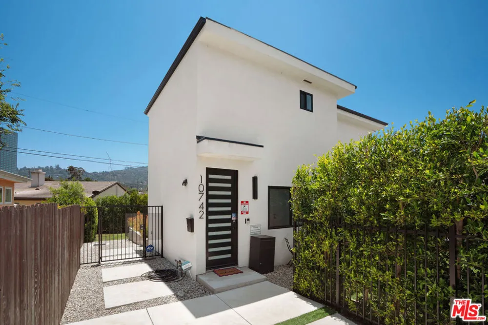 10744 Aqua Vista Street Studio City, CA 91602