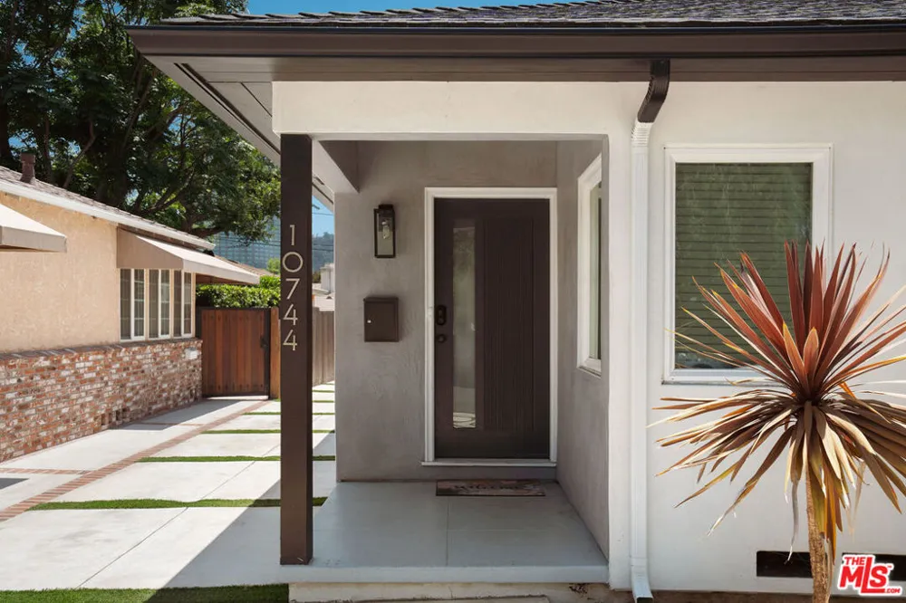 10744 Aqua Vista Street Studio City, CA 91602