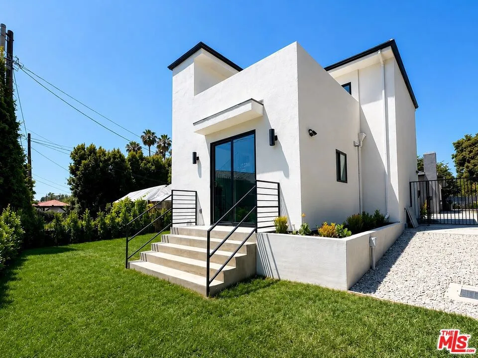 10744 Aqua Vista Street Studio City, CA 91602