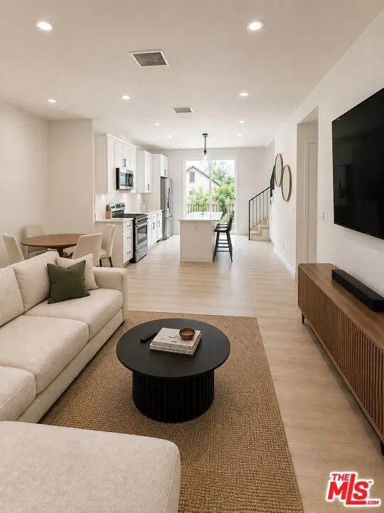 10744 Aqua Vista Street Studio City, CA 91602
