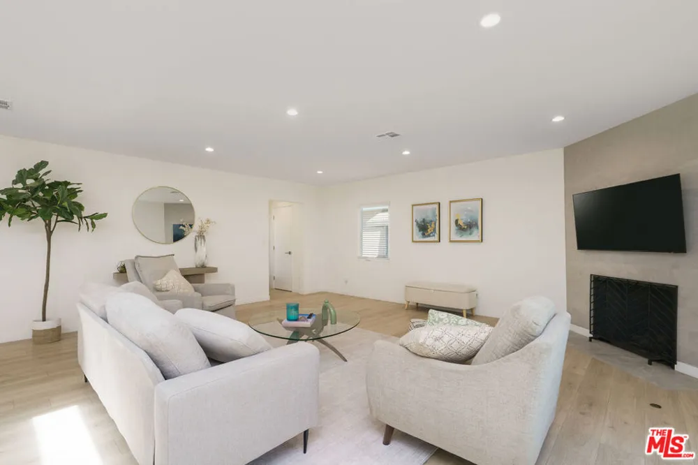 10744 Aqua Vista Street Studio City, CA 91602