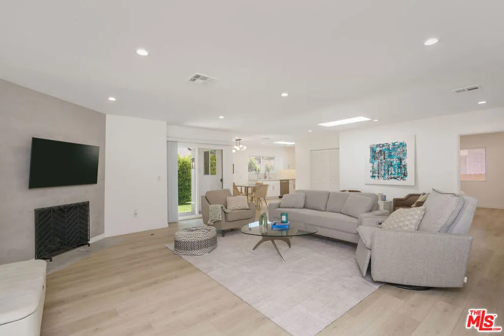 10744 Aqua Vista Street Studio City, CA 91602