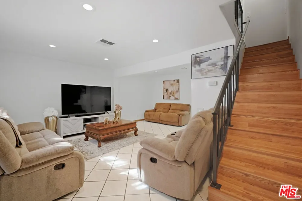 7422 Hazeltine Avenue #3 Van Nuys, CA 91405