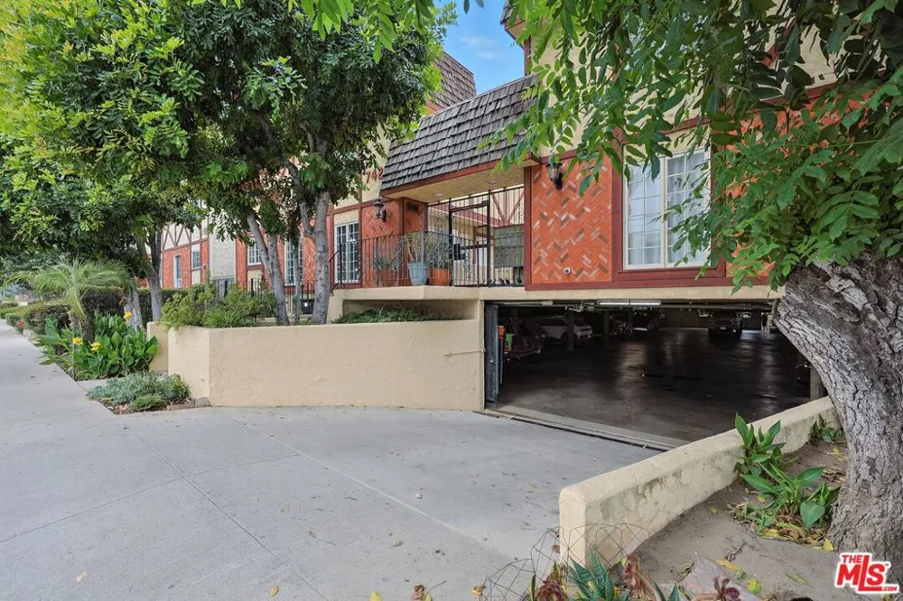 7422 Hazeltine Avenue #3 Van Nuys, CA 91405