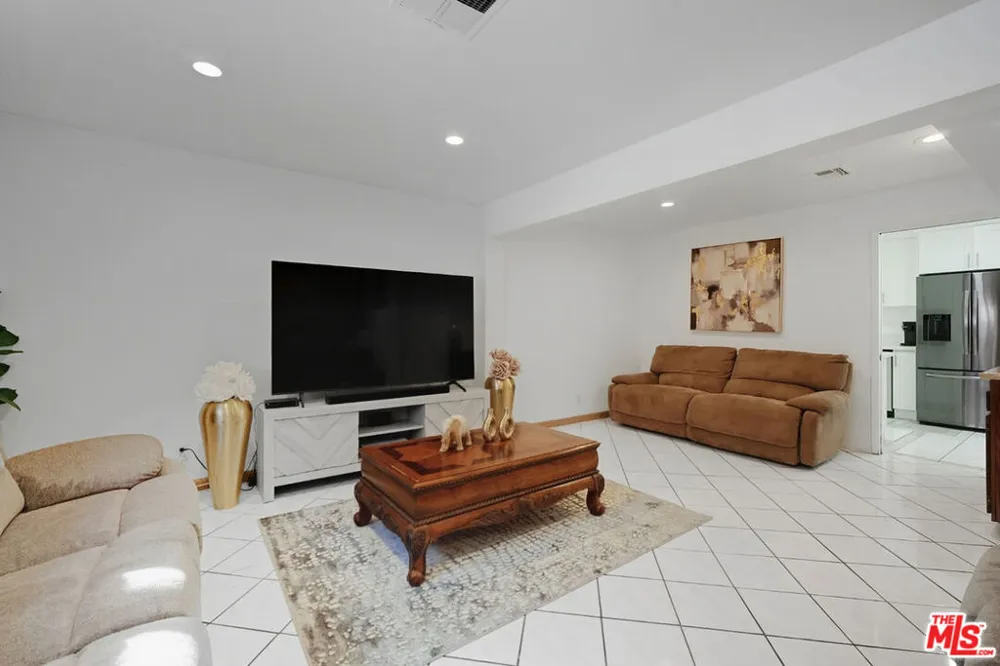 7422 Hazeltine Avenue #3 Van Nuys, CA 91405