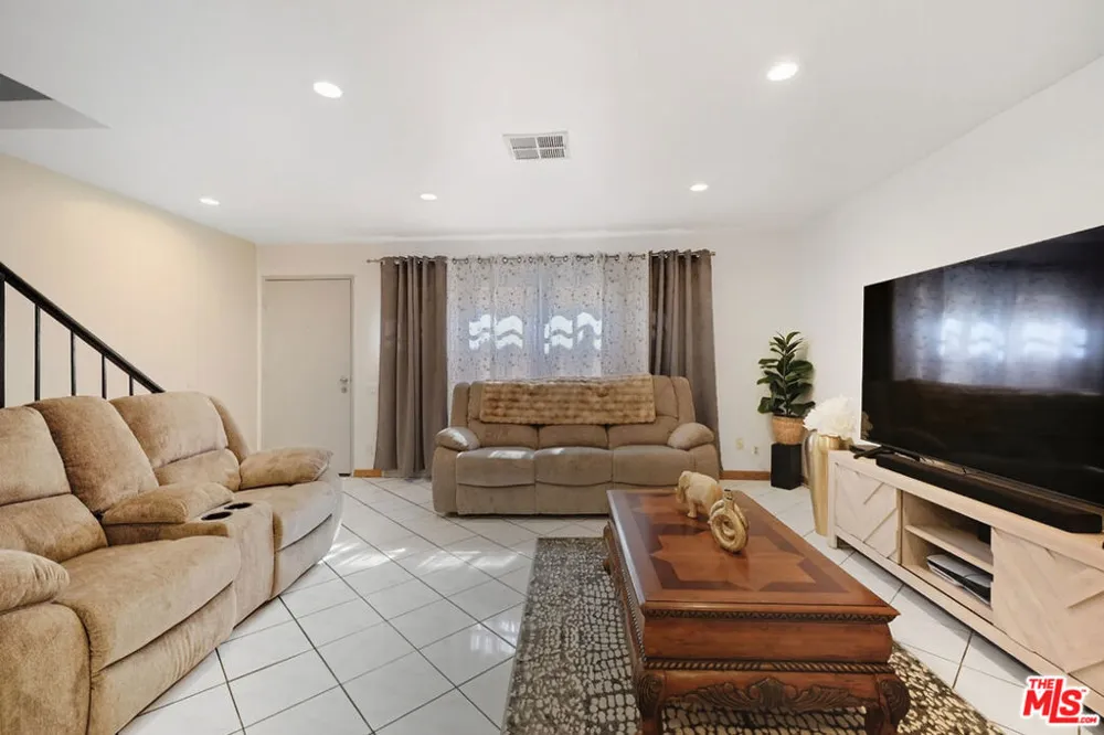 7422 Hazeltine Avenue #3 Van Nuys, CA 91405