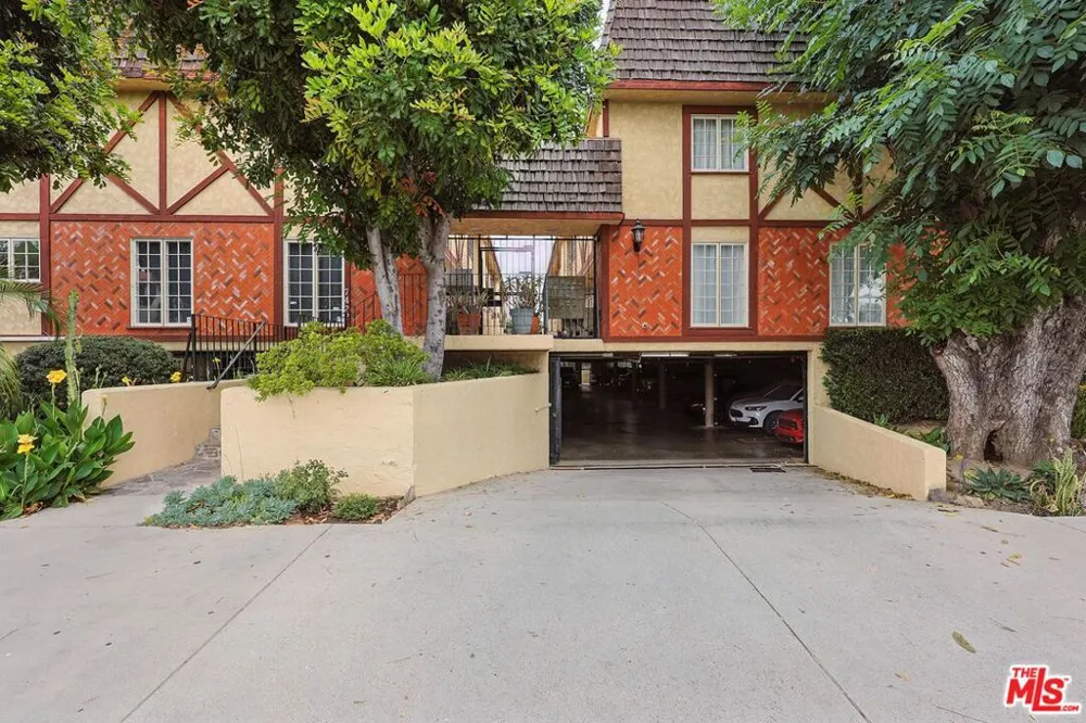 7422 Hazeltine Avenue #3 Van Nuys, CA 91405